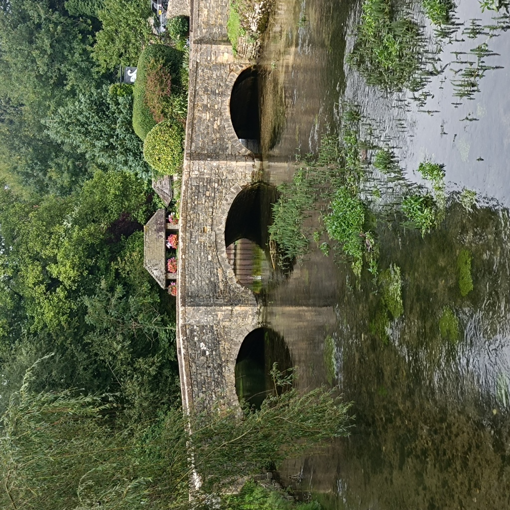 Un pont sur l'eau dans un petit village des Cotswolds.