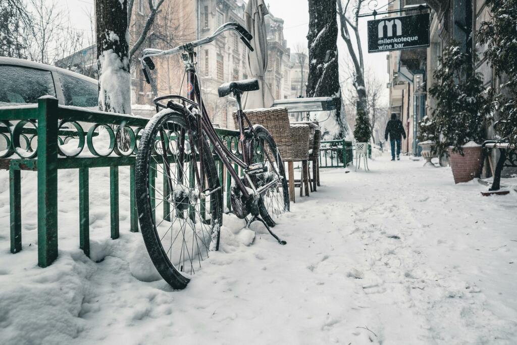 Vélo stationné dans la neige
