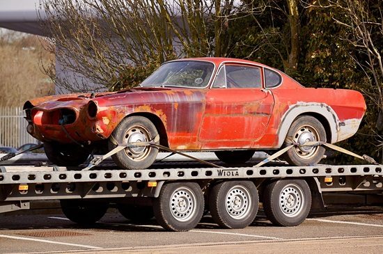 Voiture en panne sur camion de dépannage.