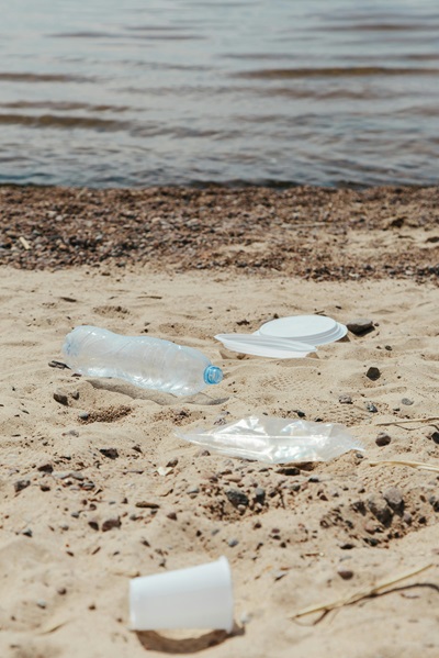 Des déchets plastiques sur une plage.