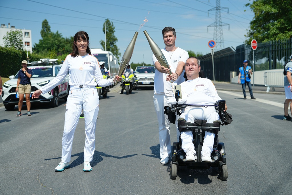 Torch kiss entre Aurélie Tourette et Matthieu Travers, relayeurs de la flamme, Paris 2024, à Sarcelles