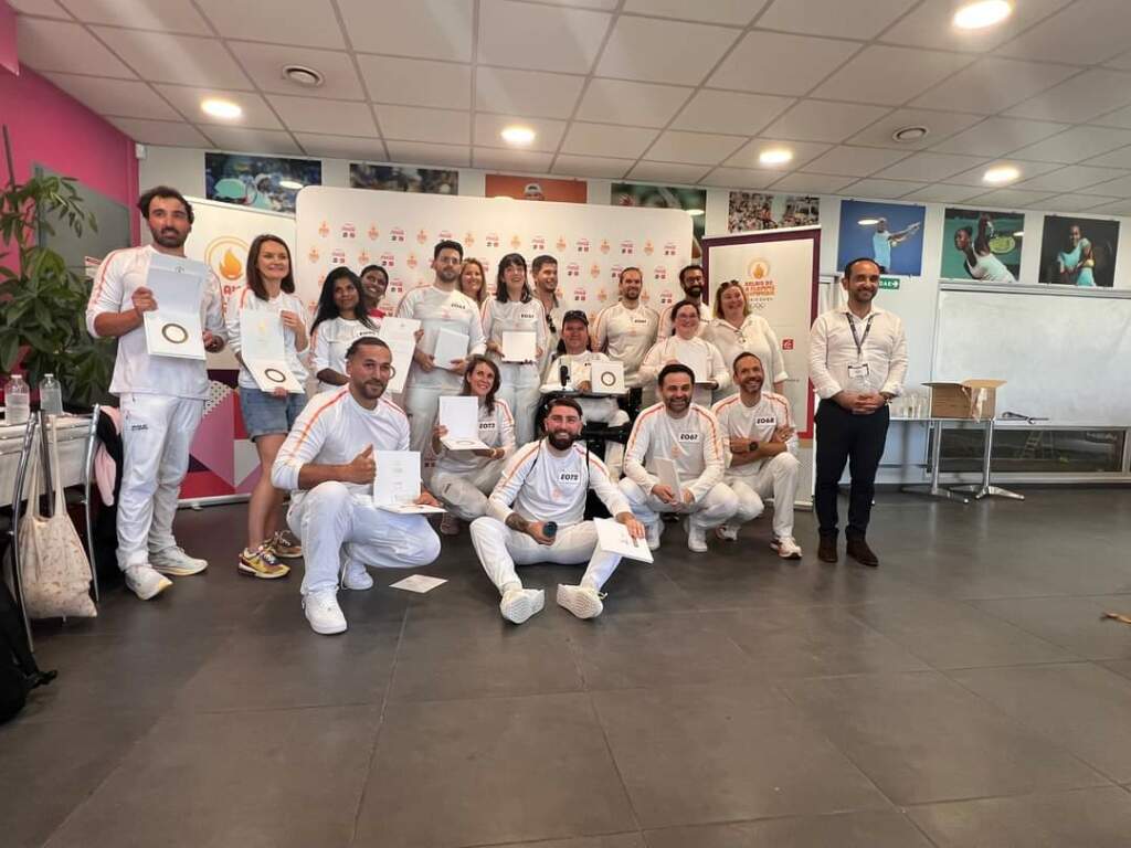 Photo de groupe des relayeurs, porteurs de flamme, Paris 2024, à Sarcelles