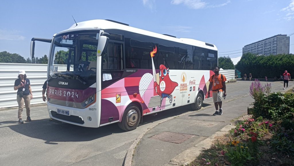 Bus des relayeurs, porteurs de flamme olympique, Paris 2024, à Sarcelles