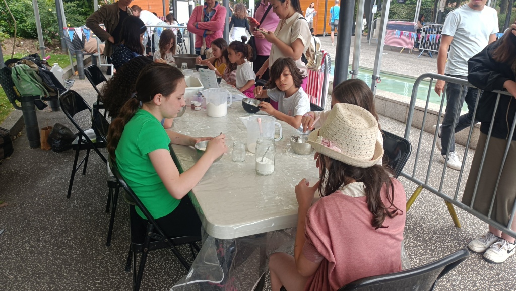 atelier sur Festiv'été à Enghien les Bains pour fabriquer sa pâte à modeler maison