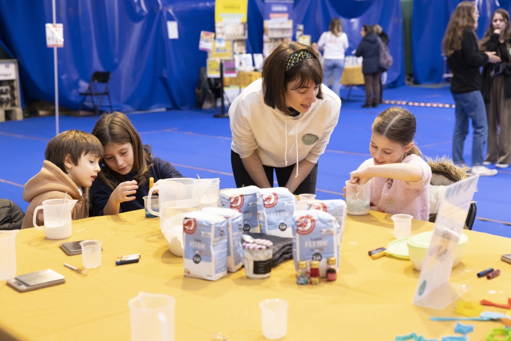 atelier pâte à modeler pour les enfants au Forum du Zéro déchet organisé par le syndicat emeraude.