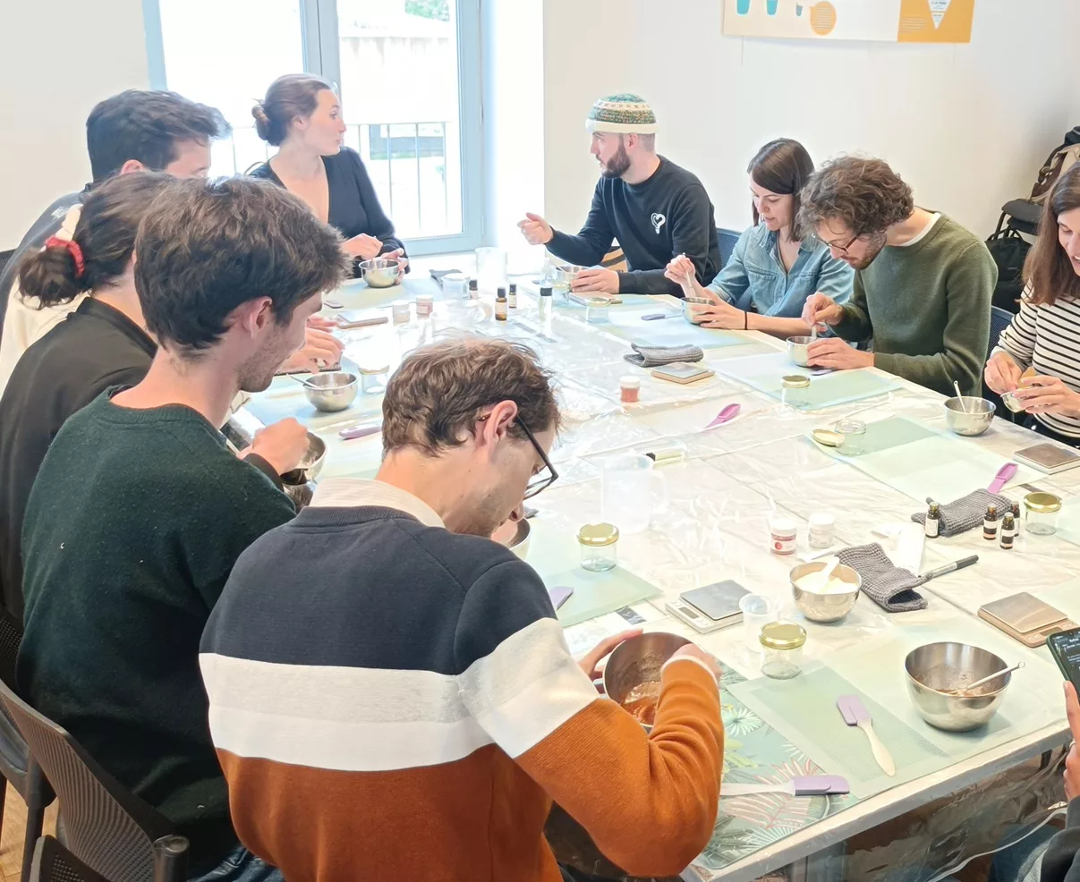 atelier de cohésion entreprise avec fabrication de cosmétiques naturels.