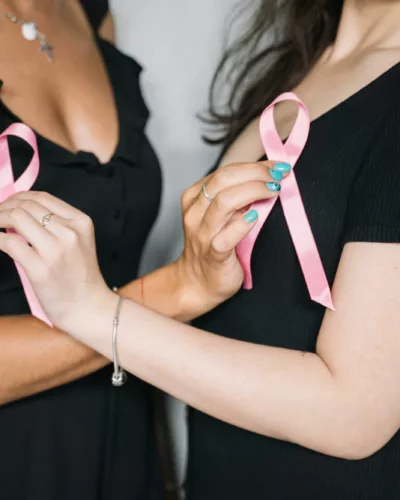 Deux femmes montrent le ruban rose de la prévention contre le cancer du sein pour Octobre Rose.