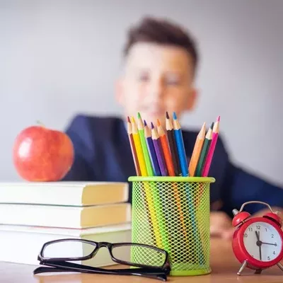 Un enfant à l'école fait sa rentrée.