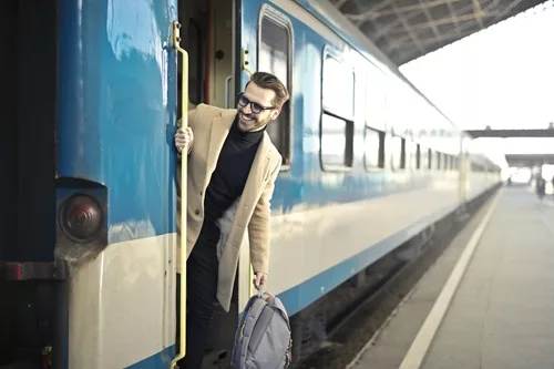 Un voyageur en train, privilégie les transports en commun.