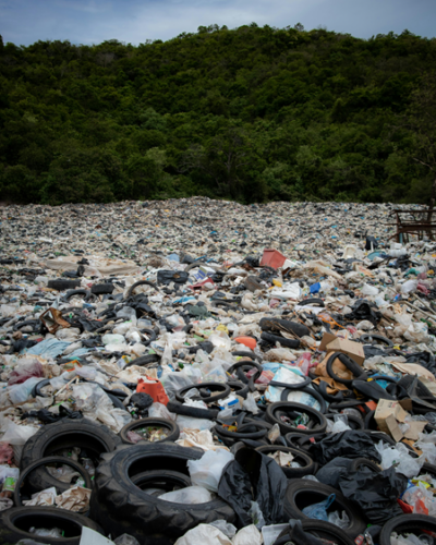 Des millions de déchets sur une plage.